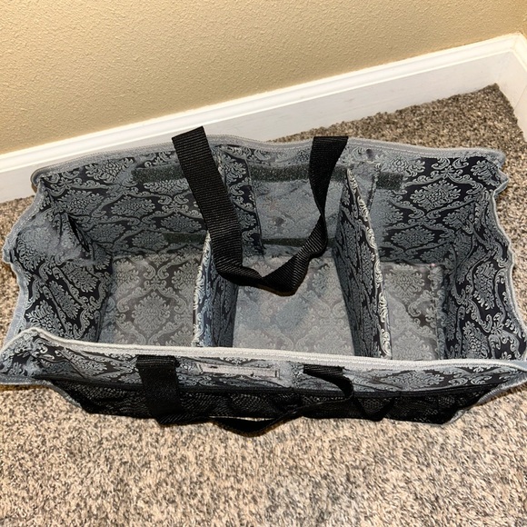 Mary Kay Black and Cream Quilted Travel Bag - Picture 7 of 10